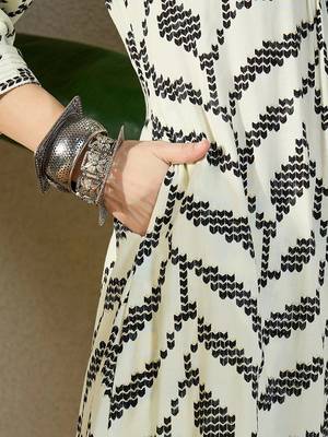 women printed regular kurta with trousers 5