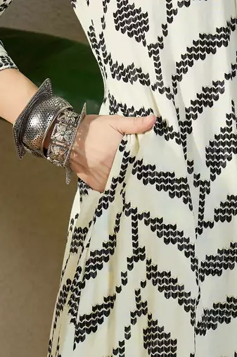 women printed regular kurta with trousers