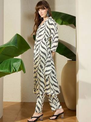 women printed regular kurta with trousers 6