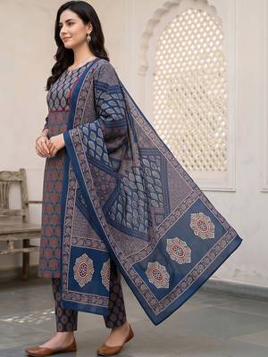 women ethnic motifs printed regular cotton kurta with trousers & with dupatta 3