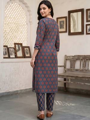 women ethnic motifs printed regular cotton kurta with trousers & with dupatta 4