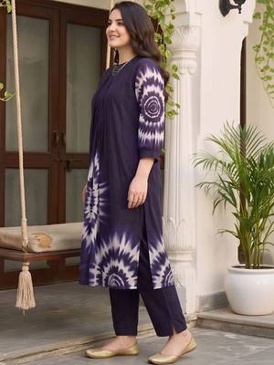 women dyed regular cotton kurta with trousers 3