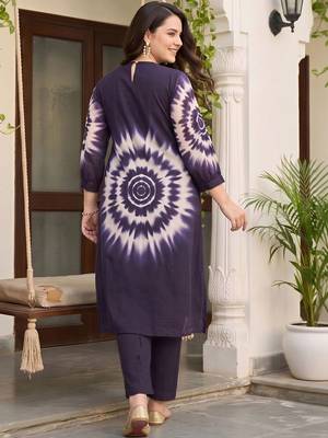 women dyed regular cotton kurta with trousers 4