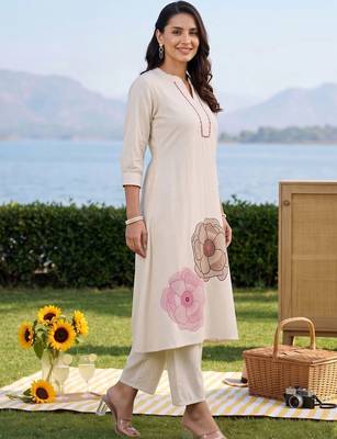 women floral printed regular kurta with trousers 3