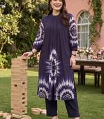 women dyed pleated cotton kurta with trousers