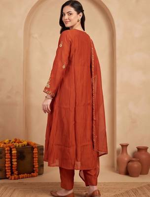 women ethnic motifs embroidered empire thread work kurta with trousers & with dupatta 4