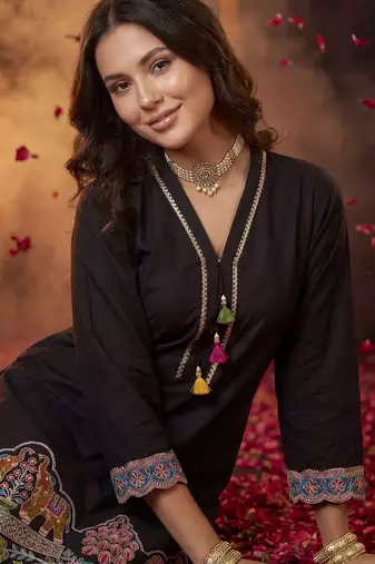 women ethnic motifs embroidered regular thread work kurta with trousers & with dupatta