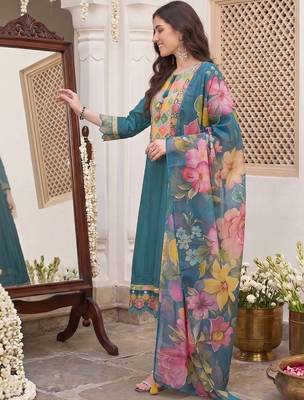 women floral embroidered regular thread work kurta with trousers & with dupatta 3