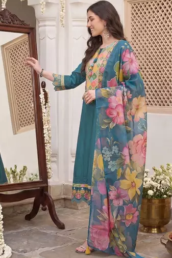 women floral embroidered regular thread work kurta with trousers & with dupatta