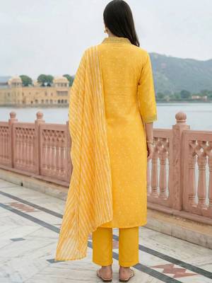 women ethnic motifs printed regular thread work kurta with trousers & with dupatta 4