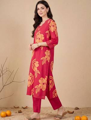 women floral printed regular cotton kurta with trousers 3