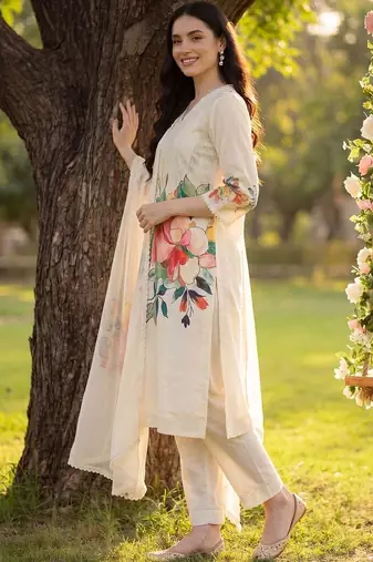 women floral printed regular kurta with trousers & with dupatta
