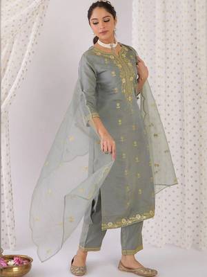 women ethnic motifs embroidered regular kurta with trousers & with dupatta 4