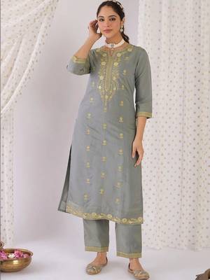 women ethnic motifs embroidered regular kurta with trousers & with dupatta 5