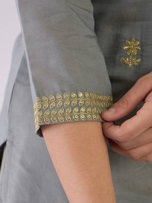 women ethnic motifs embroidered regular kurta with trousers & with dupatta 6