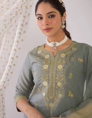 women ethnic motifs embroidered regular kurta with trousers & with dupatta 7