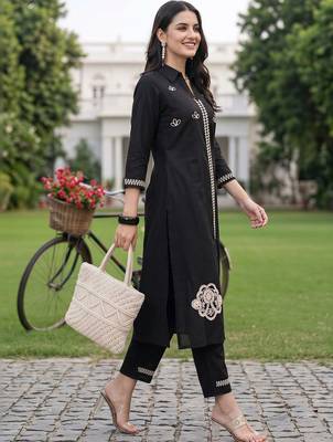 women ethnic motifs embroidered regular thread work cotton kurta with trousers 4