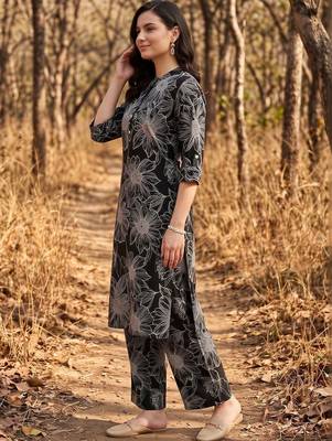 women floral printed regular kurta with palazzos 3