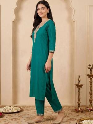 women ethnic motifs embroidered regular thread work kurta with trousers 3