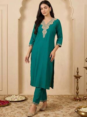 women ethnic motifs embroidered regular thread work kurta with trousers 6