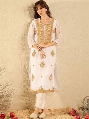 women ethnic motifs embroidered regular thread work kurta with trousers & with dupatta 1