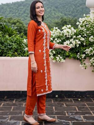 women ethnic motifs embroidered regular thread work kurta with trousers 3
