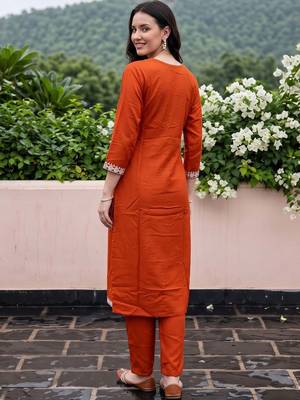 women ethnic motifs embroidered regular thread work kurta with trousers 4
