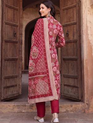 women floral printed regular cotton kurta with trousers & with dupatta 4