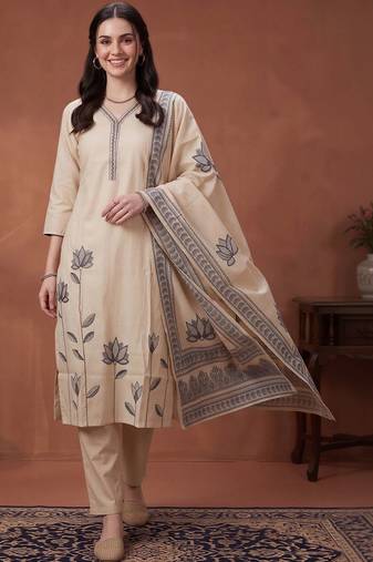 women floral printed regular kurta with trousers & with dupatta