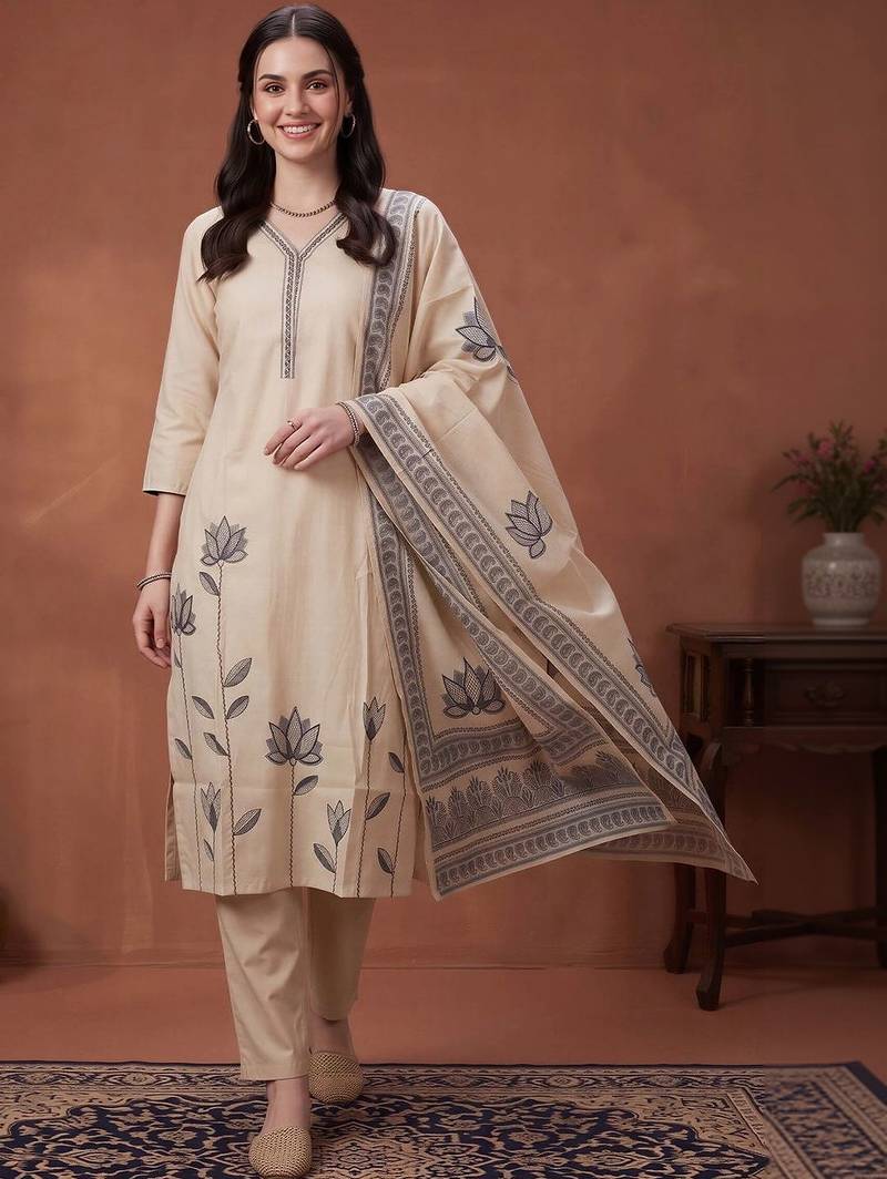 women floral printed regular kurta with trousers & with dupatta