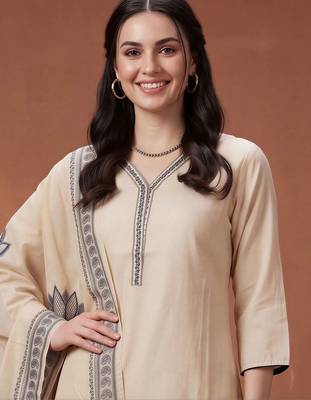 women floral printed regular kurta with trousers & with dupatta 2