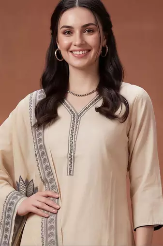 women floral printed regular kurta with trousers & with dupatta