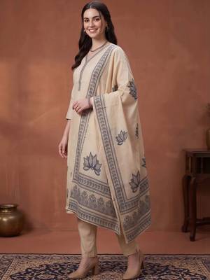 women floral printed regular kurta with trousers & with dupatta 3