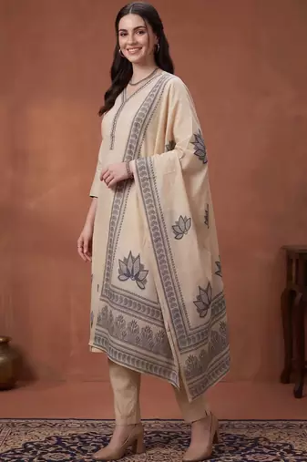 women floral printed regular kurta with trousers & with dupatta