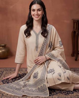 women floral printed regular kurta with trousers & with dupatta 5