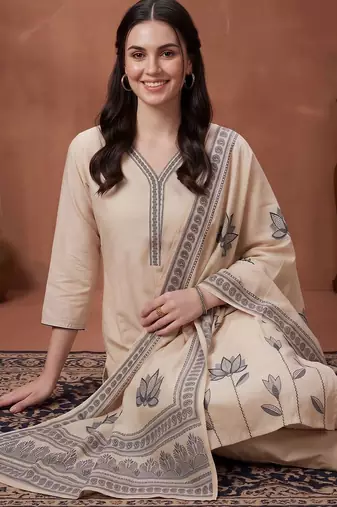 women floral printed regular kurta with trousers & with dupatta