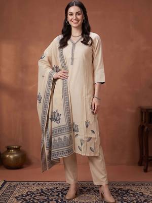 women floral printed regular kurta with trousers & with dupatta 6