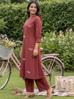 women ethnic motifs embroidered regular thread work cotton kurta with trousers 3