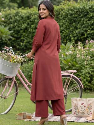 women ethnic motifs embroidered regular thread work cotton kurta with trousers 4