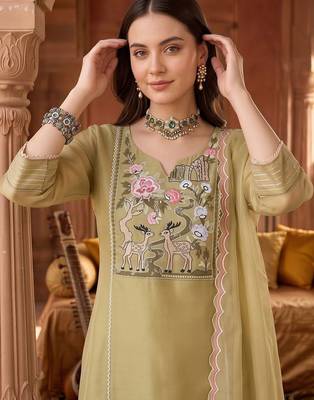 women ethnic motifs embroidered regular thread work kurta with trousers & with dupatta 2