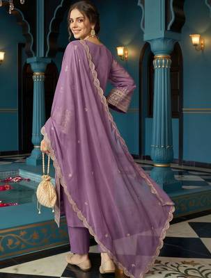 women ethnic motifs embroidered regular kurta with trousers & with dupatta 4