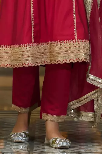 women ethnic motifs embroidered regular kurta with trousers & with dupatta
