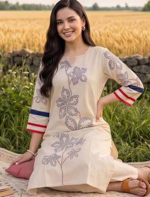 women floral printed regular kurta with trousers 5