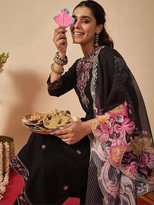 women ethnic motifs embroidered regular thread work kurta with trousers & with dupatta 2
