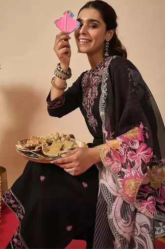 women ethnic motifs embroidered regular thread work kurta with trousers & with dupatta