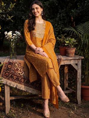 women ethnic motifs printed regular thread work cotton kurta with trousers & with dupatta 5