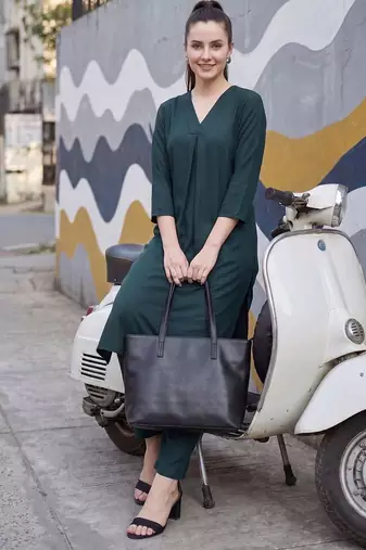 women regular kurta with trousers