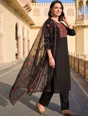 women ethnic motifs embroidered regular thread work kurta with trousers & with dupatta 3