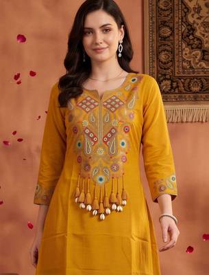 women ethnic motifs embroidered regular thread work kurta with trousers 2