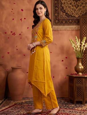 women ethnic motifs embroidered regular thread work kurta with trousers 3
